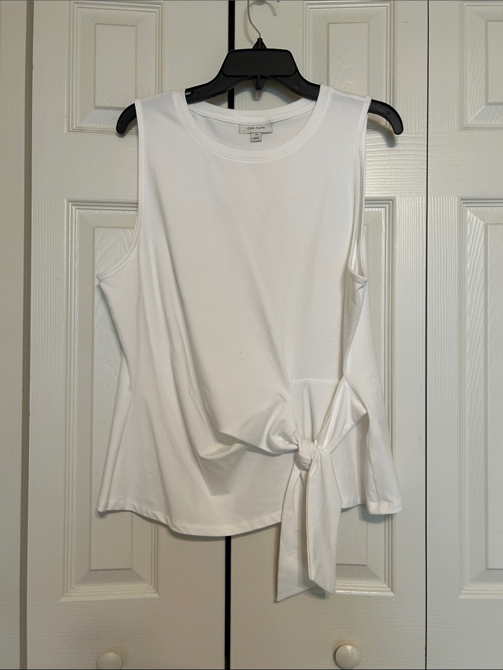 ON 34th White Knit Sleeveless Tie-Front Blouse - Sz L - Like New